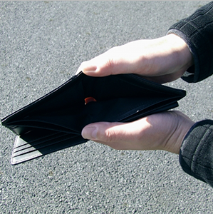 地住むところもなくなり、知人宅のドアすらない空間を間借りさせてもらうことにしました。